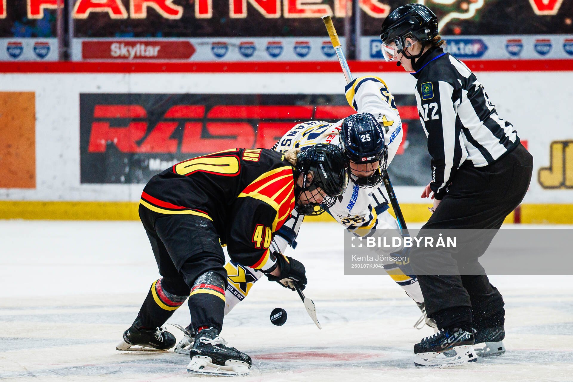 Brynäs Noora Tulus och HV71s Alva Johansson