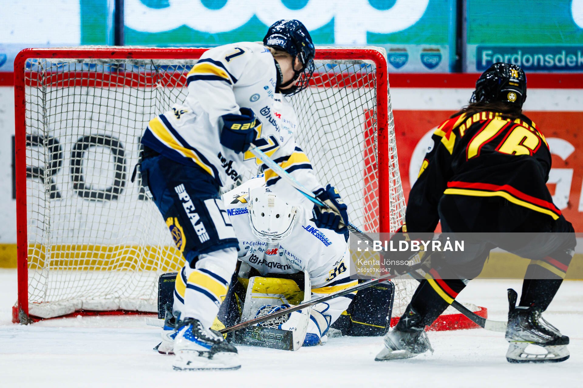 HV71s målvakt Amanda Johansson med en räddnijng