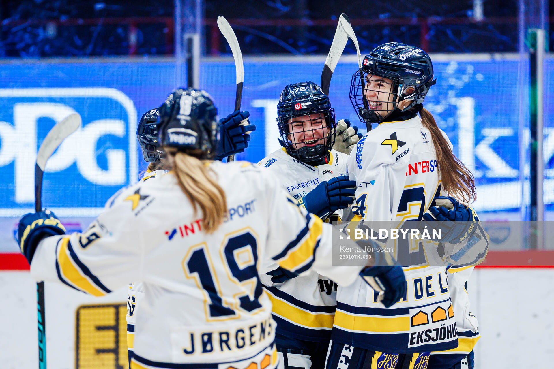 HV71s Rachel Weiss jublar med Thea Jørgensen och Adriana