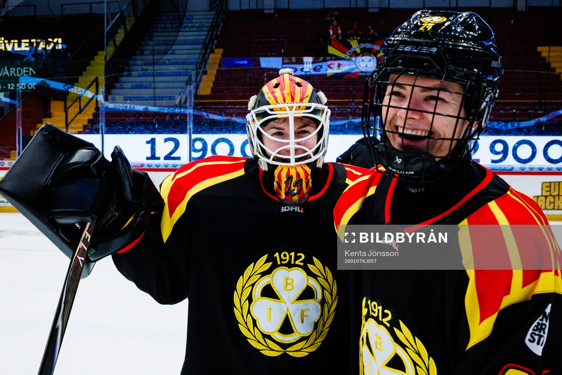 Brynäs målvakt Klara Peslarova jublar med Sara Cajanova