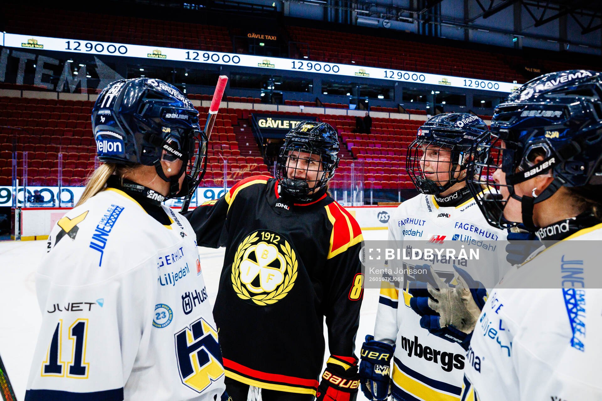 Brynäs Emma Bergesen med HV71s Alva Solberg och Evelyne