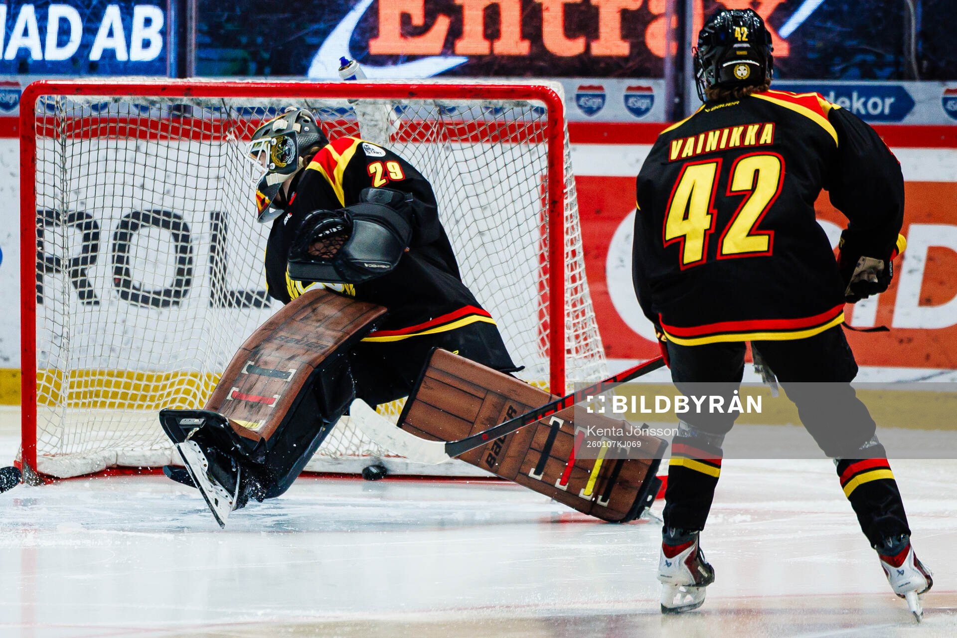 Brynäs målvakt Klara Peslarova slipper in 3.-2 av HV71s