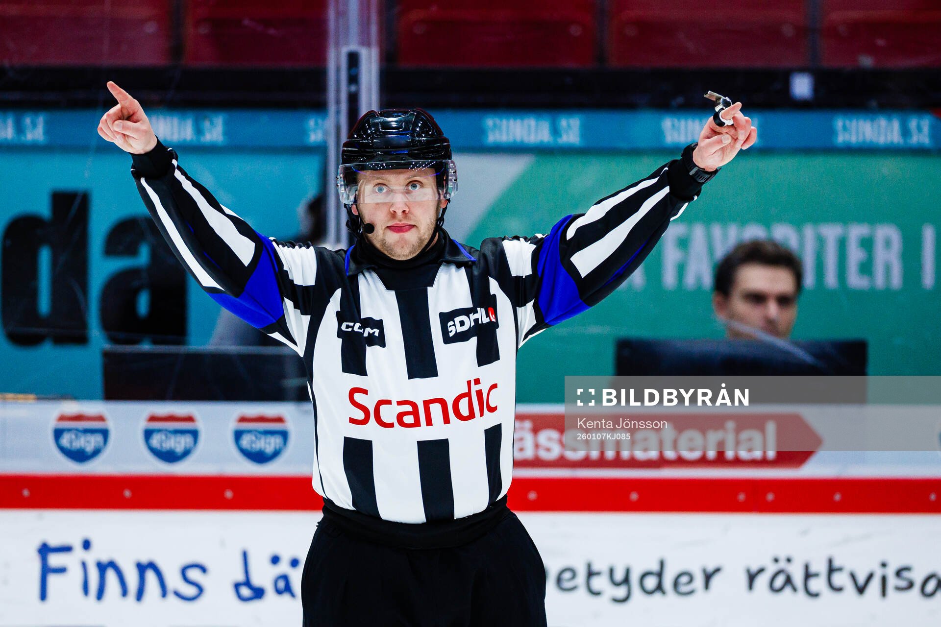 Domare Joakim Flink gör tecken för videogranskning