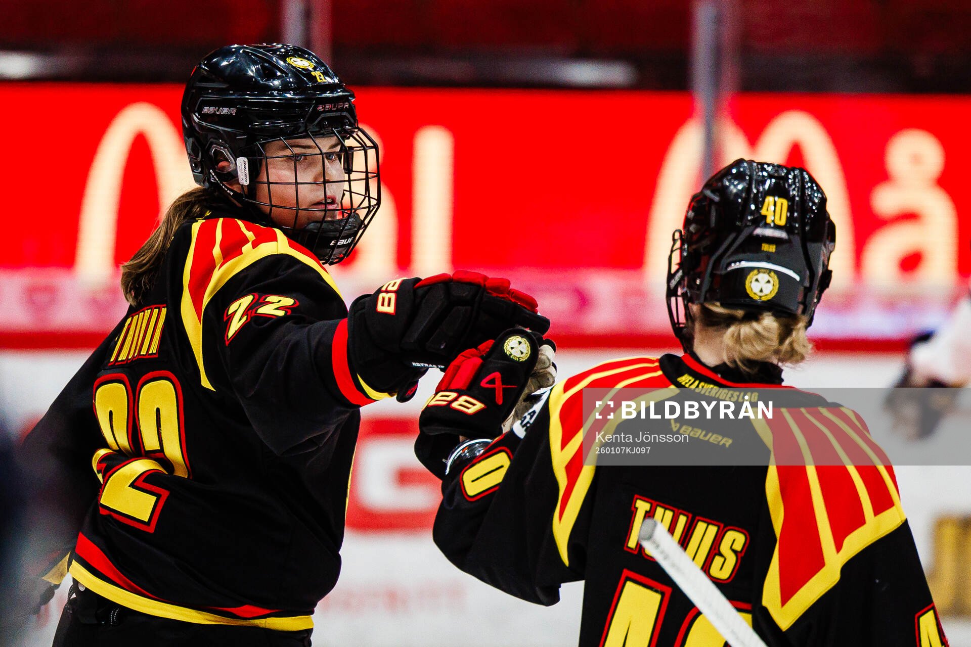 Brynäs Hanna Thuvik jublar med Noora Tulus