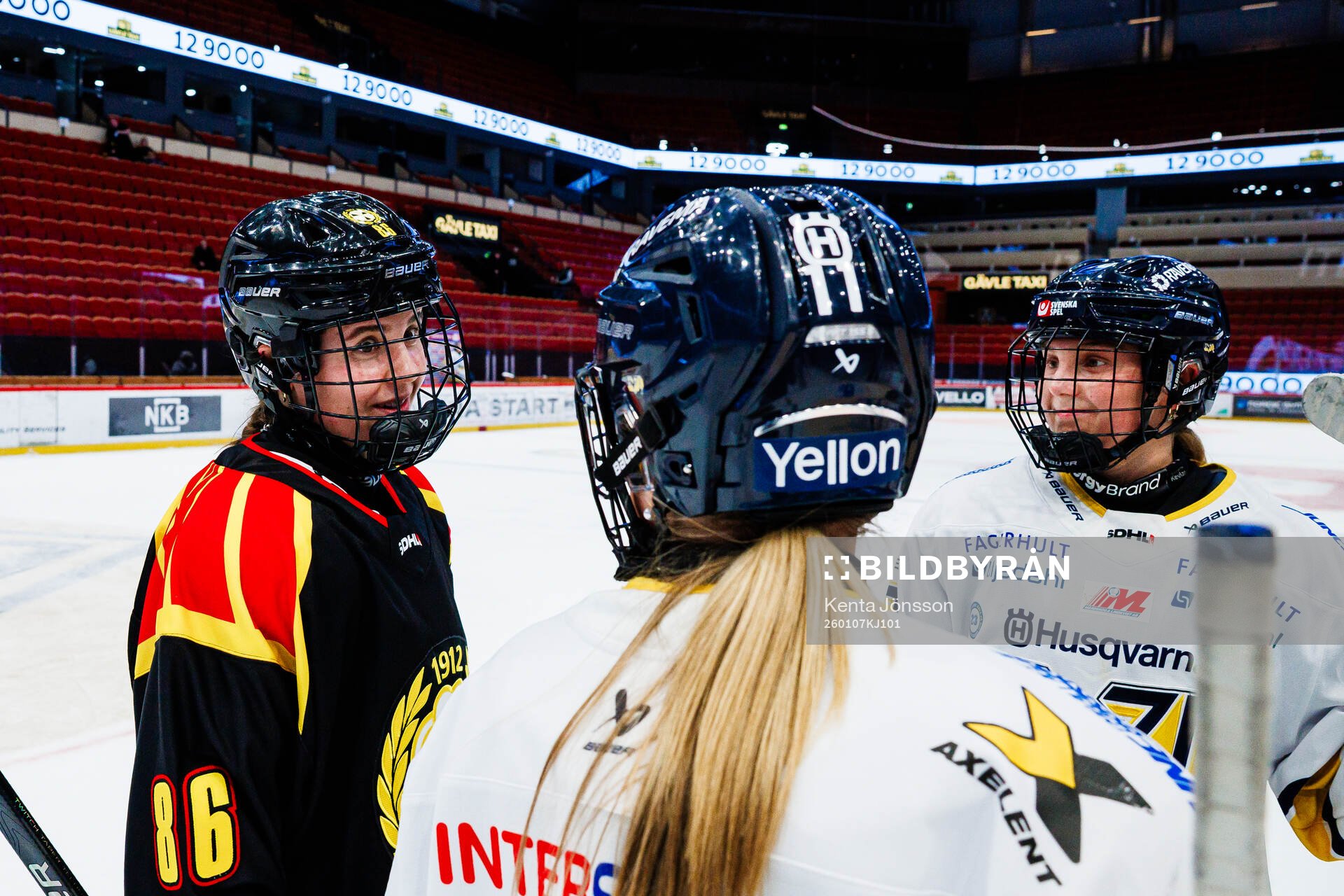 Brynäs Emma Bergesen med HV71s Alva Solberg (m) och