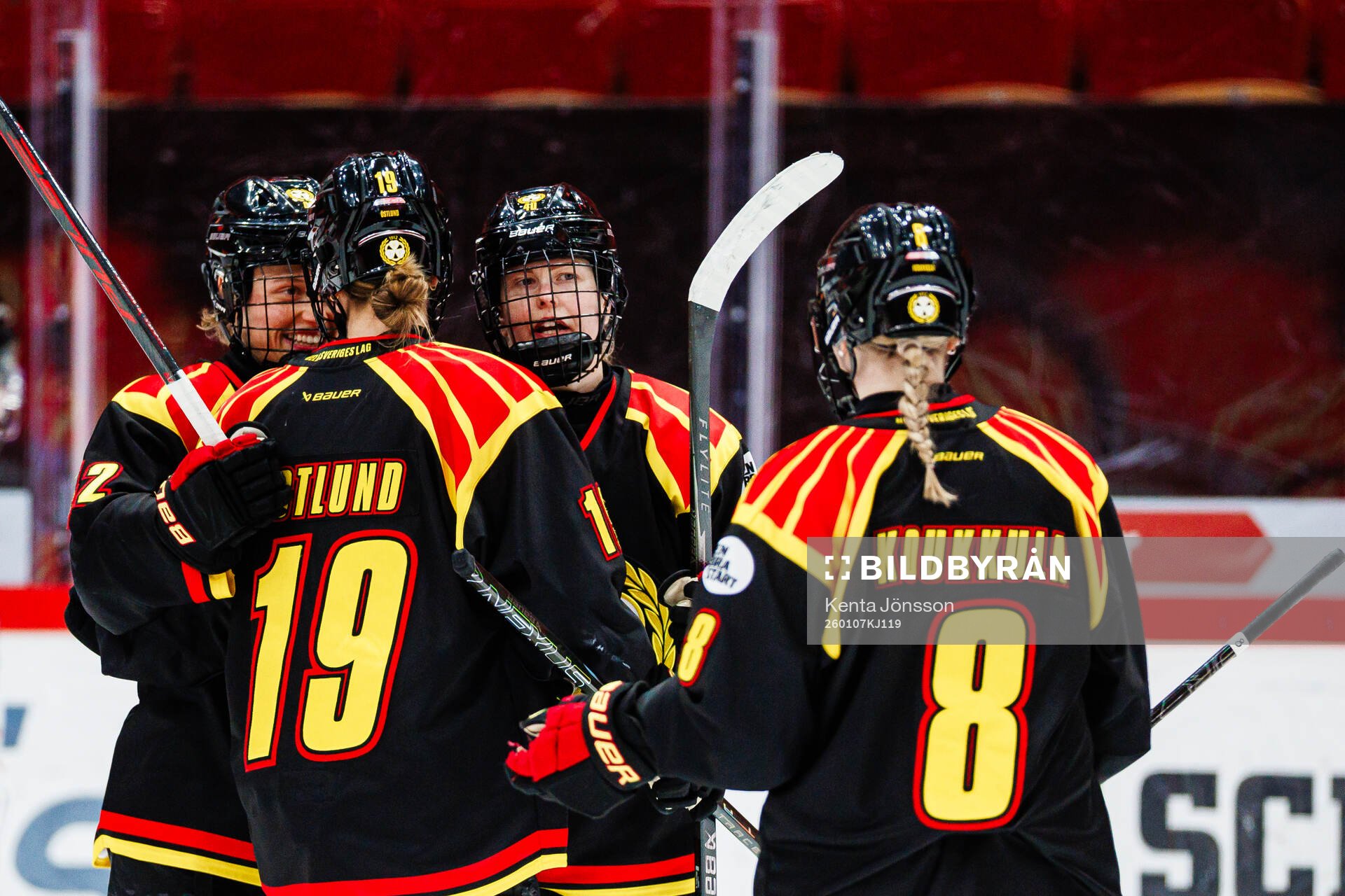 Brynäs Noora Tulus jublar med Viivi Vainikka, Julia