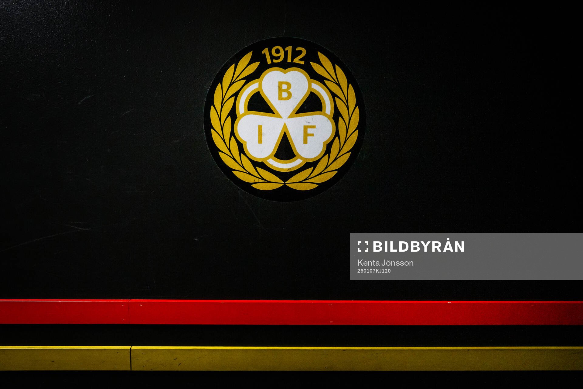 Brynäs klubbmärke på en vägg i Monitor ERP Arena