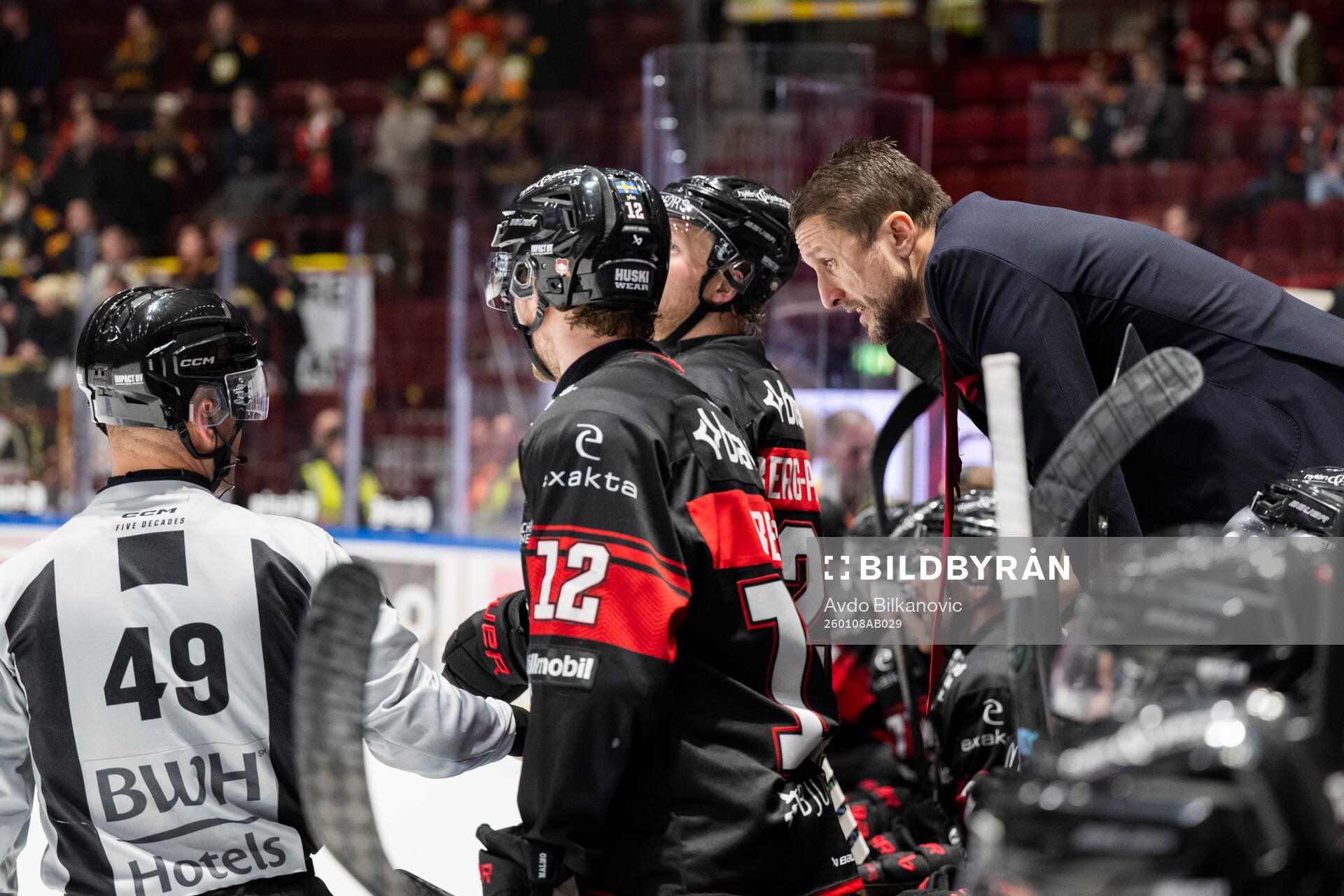 Malmö Redhawks tränare Tomas Kollar i samtal med