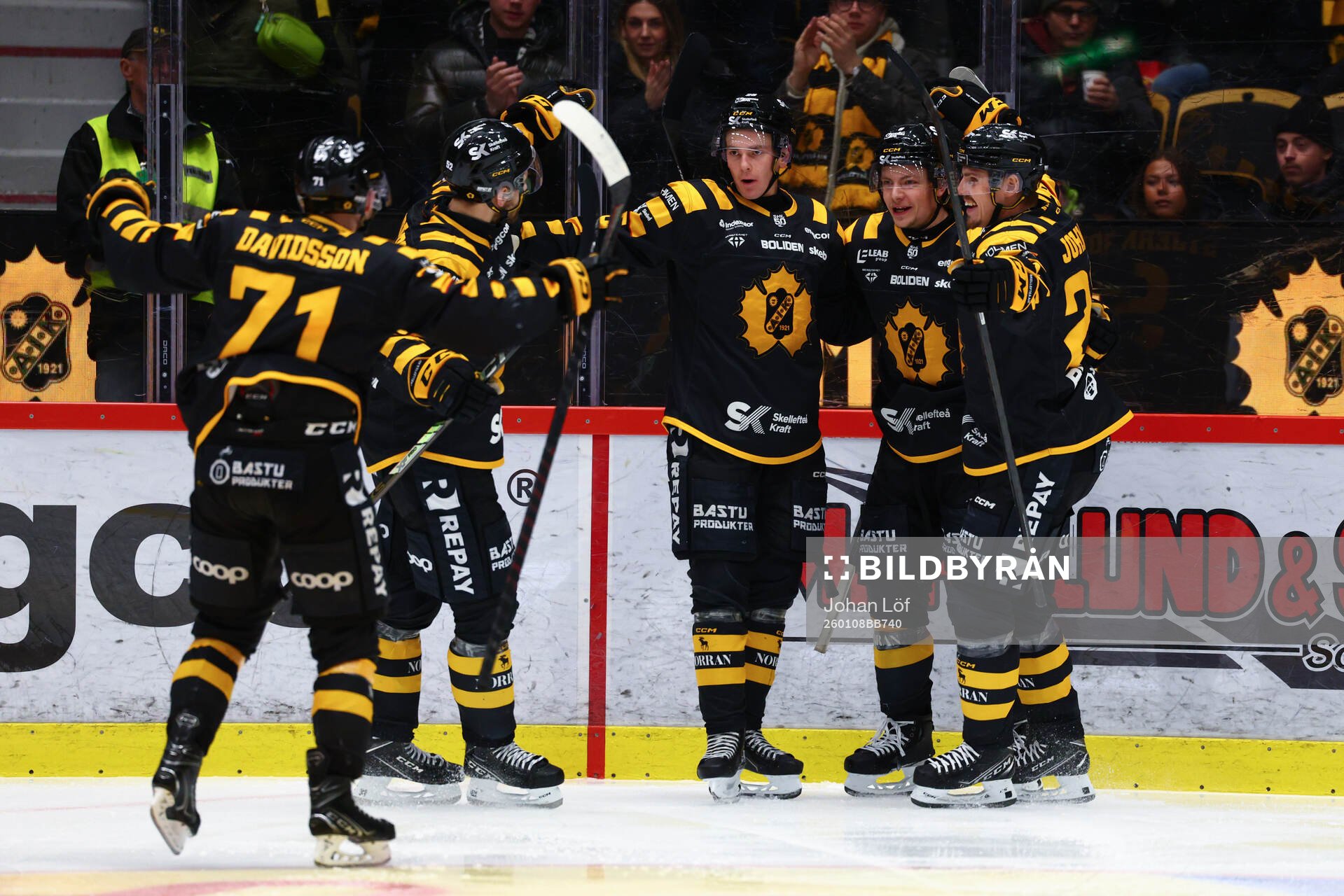 Skellefteås Pontus Johansson jublar med lagkamrater