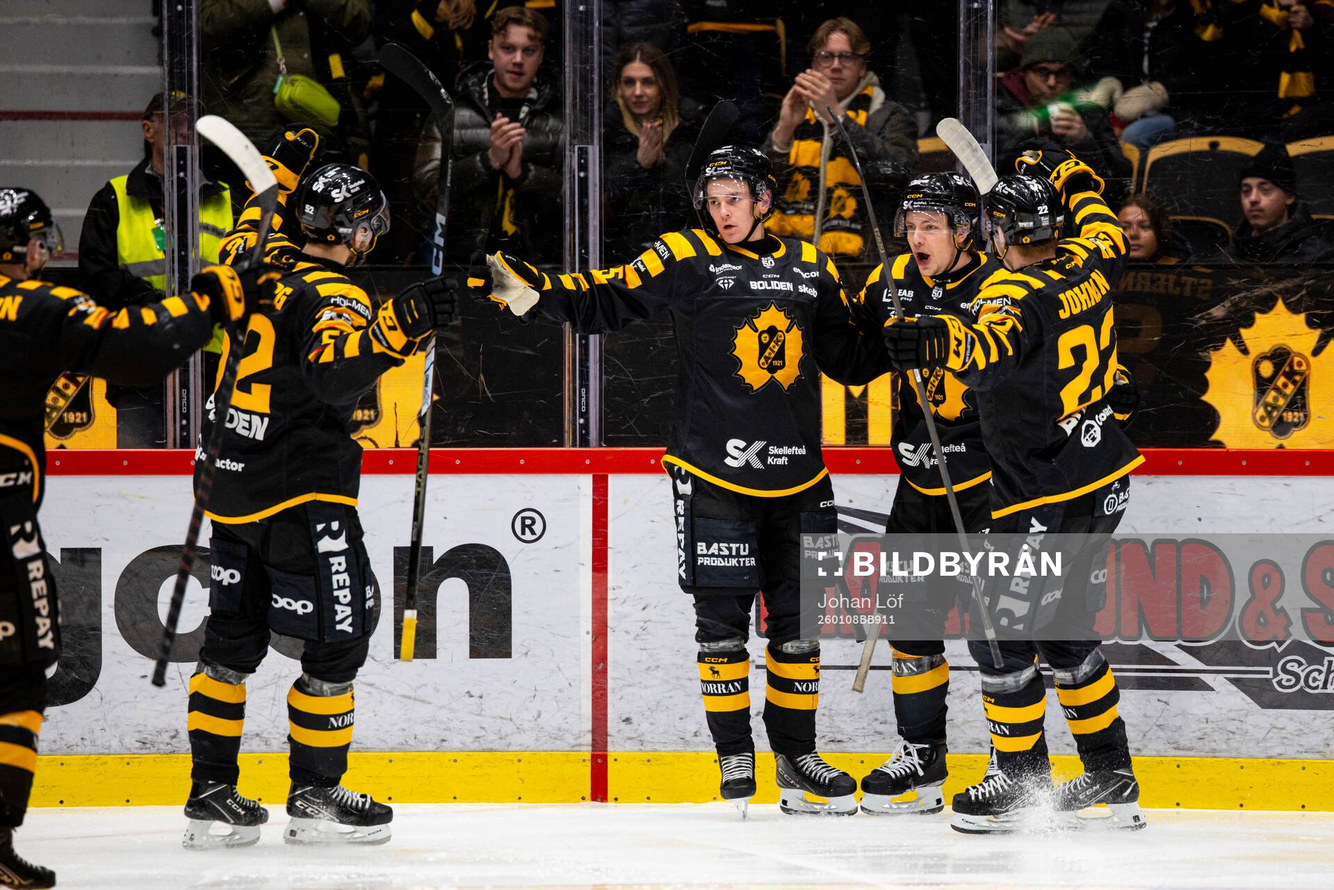 Skellefteås Pontus Johansson  blir grattad