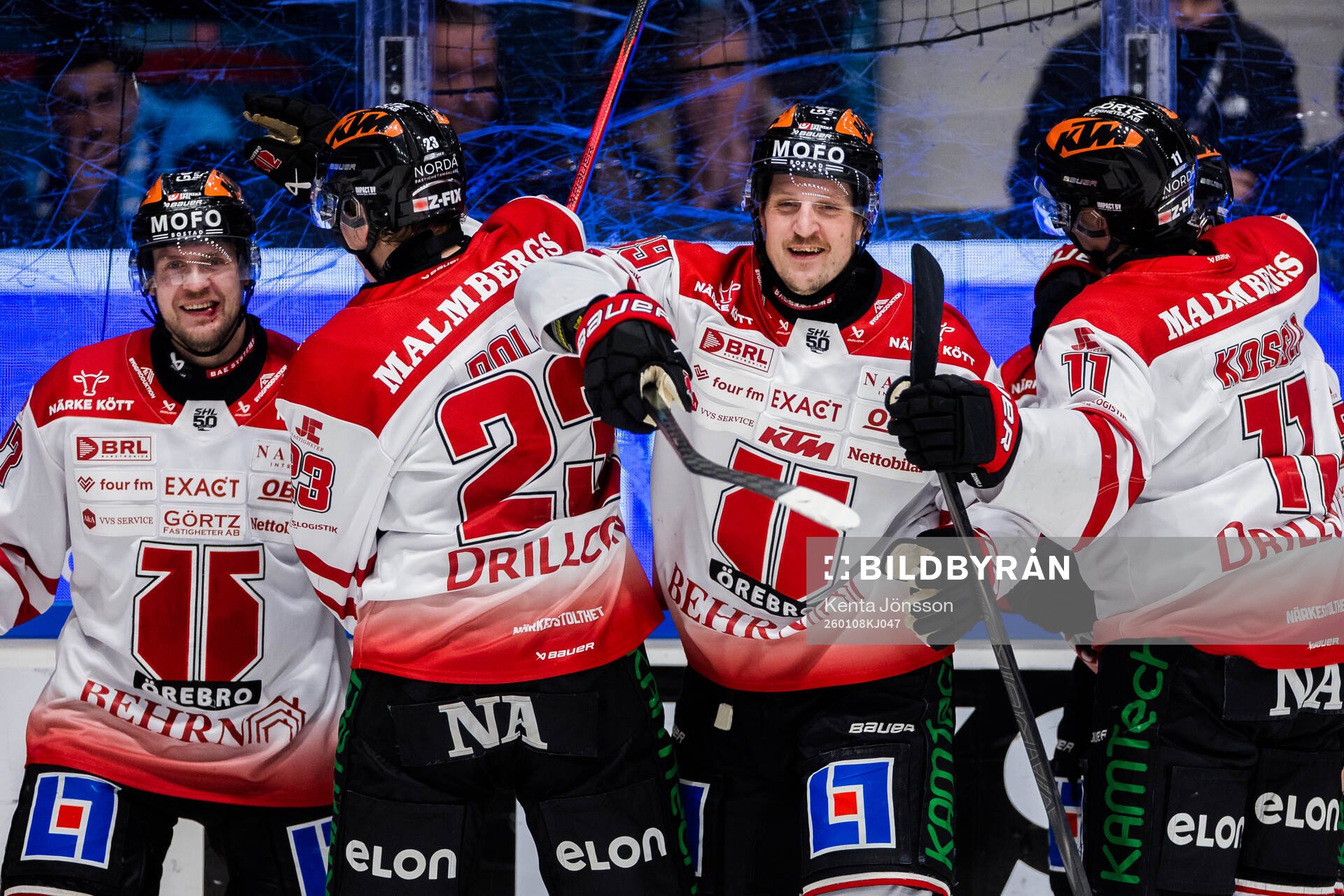 Örebros Patrik Karlkvist jublar med lagkamrater