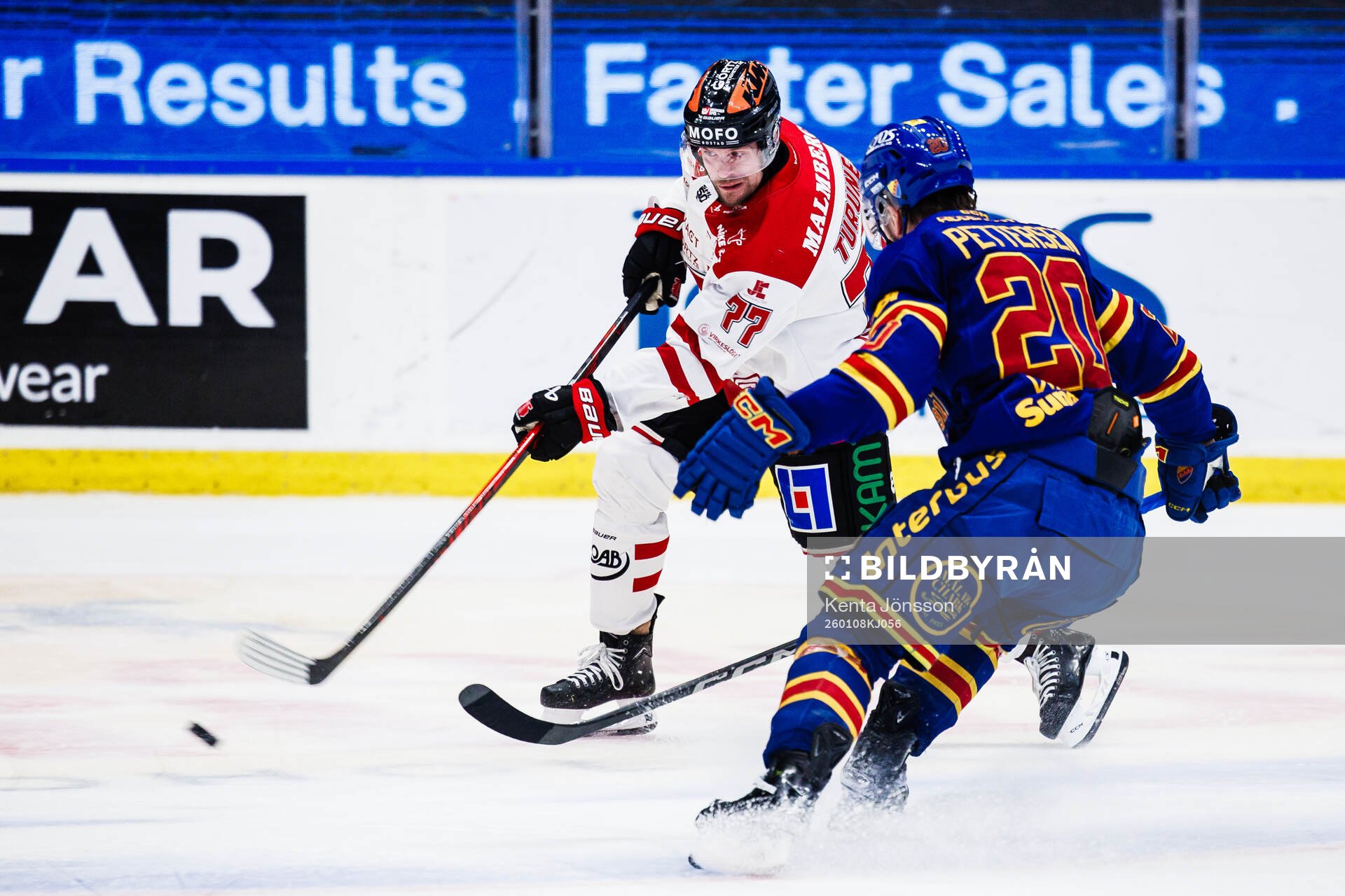 Örebros Teemu Turunen och Djurgårdens Mathias Emilio