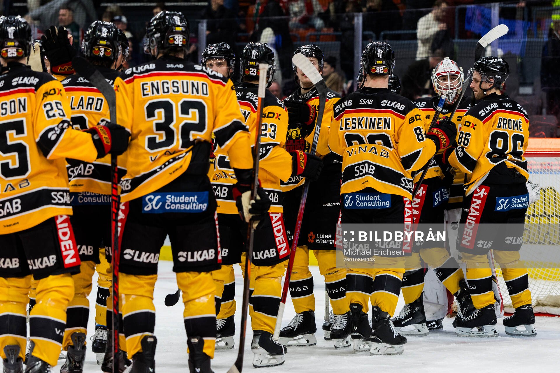 Spelare ur Luleå jublar