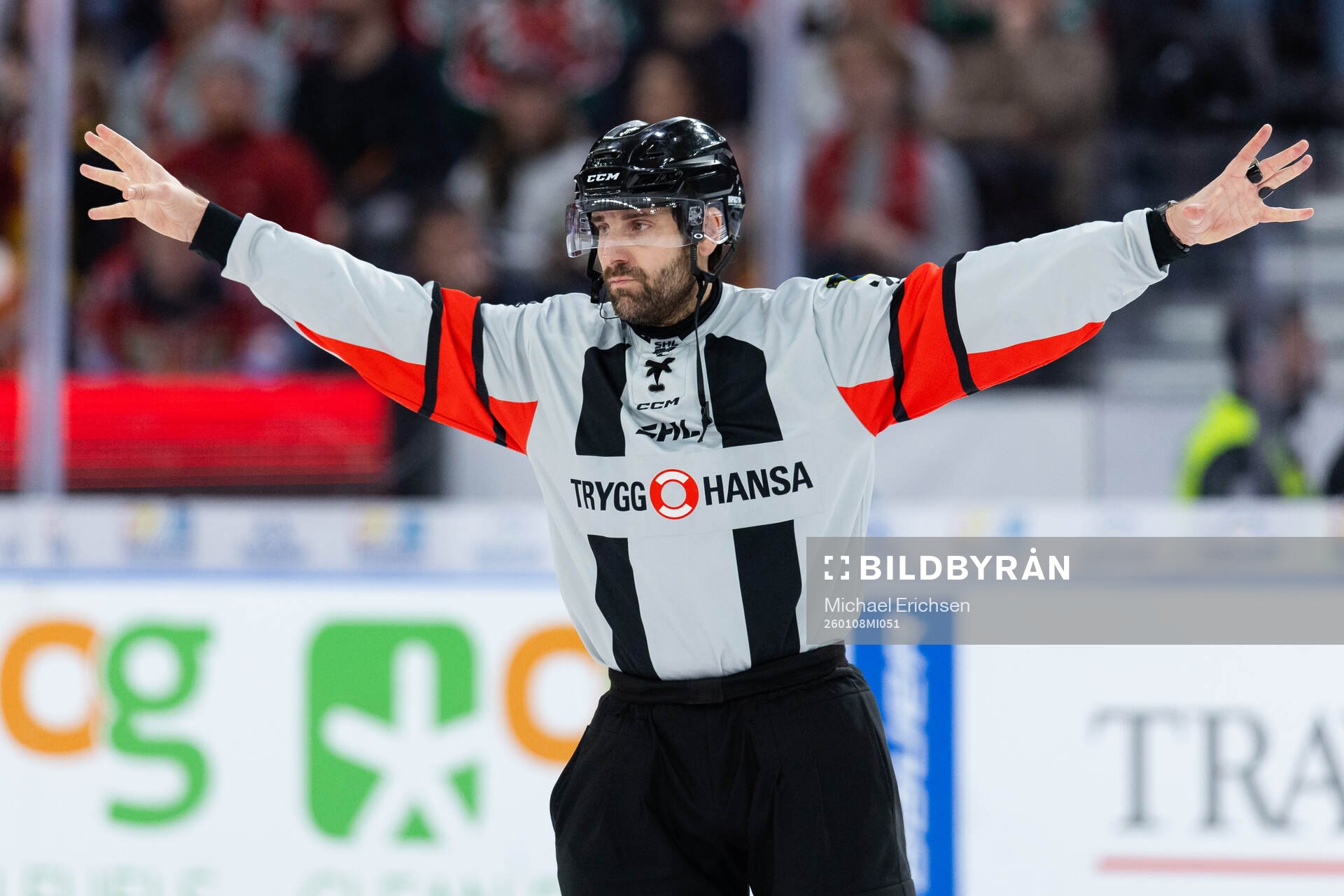 Domare Mikael Sjöqvist signalerar för ej mål