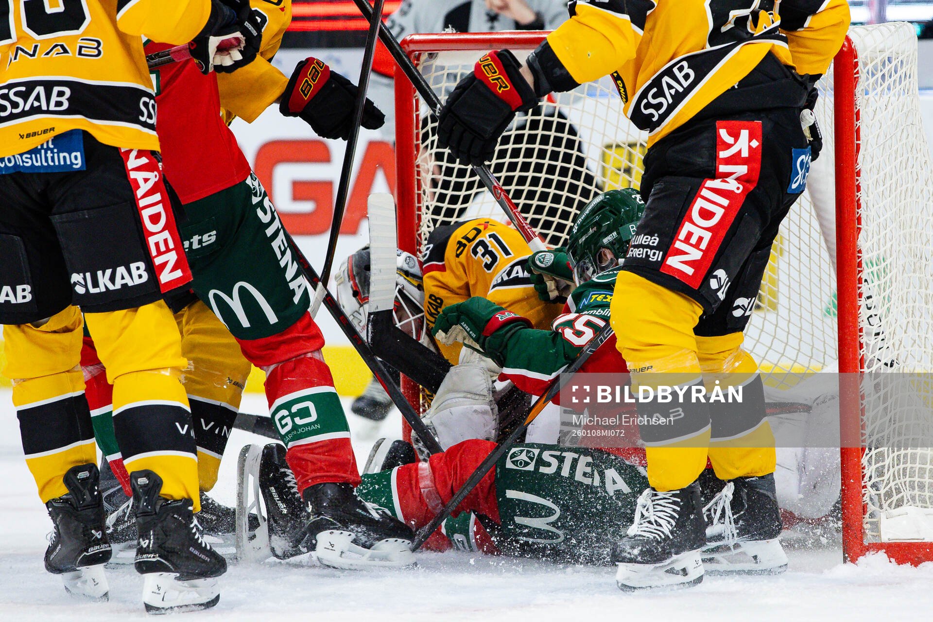 Frölundas Arttu Ruotsalainen åker in i Luleås målvakt