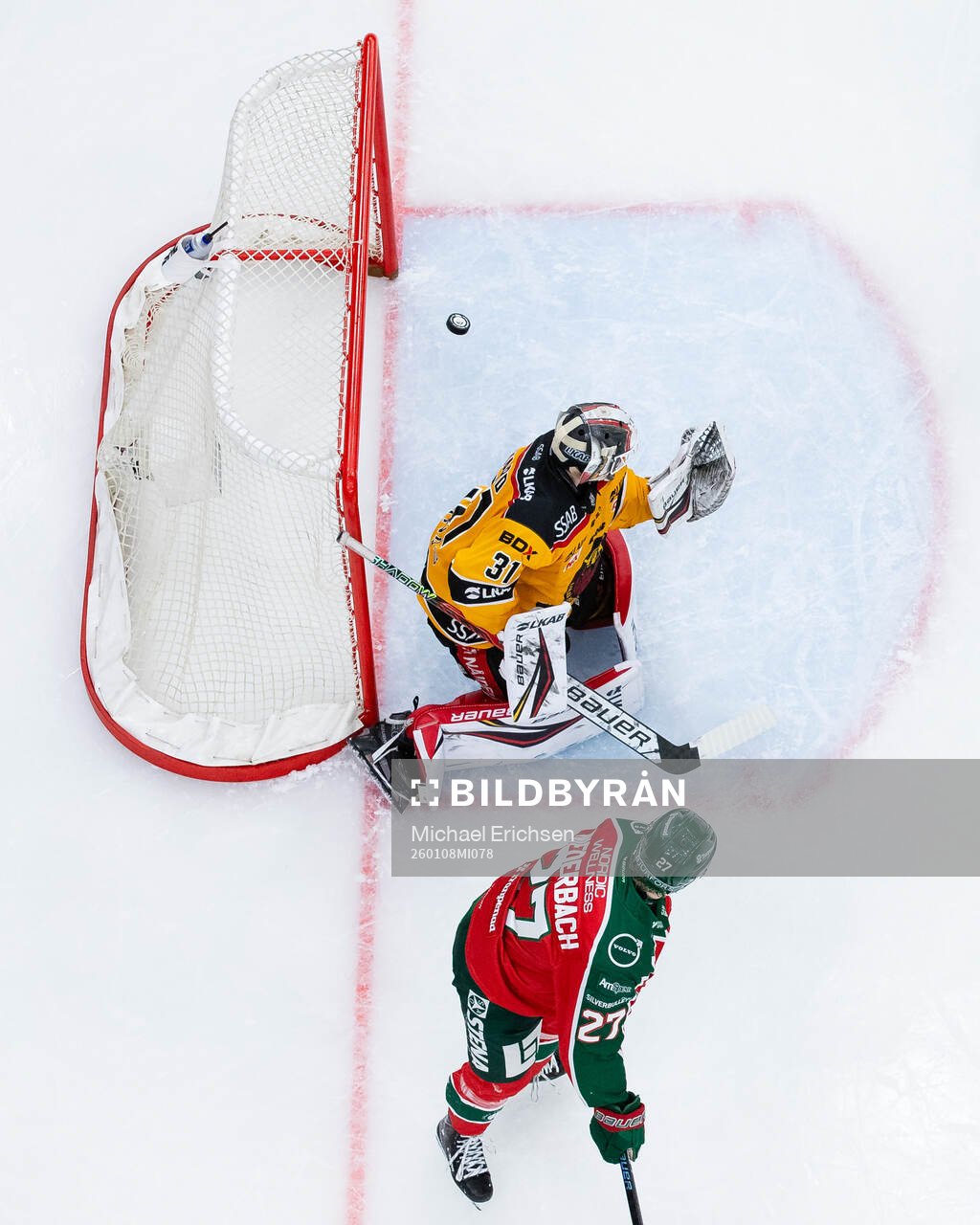 Frölundas Max Lindholm (ej i bild) reducerar till 1-2 på