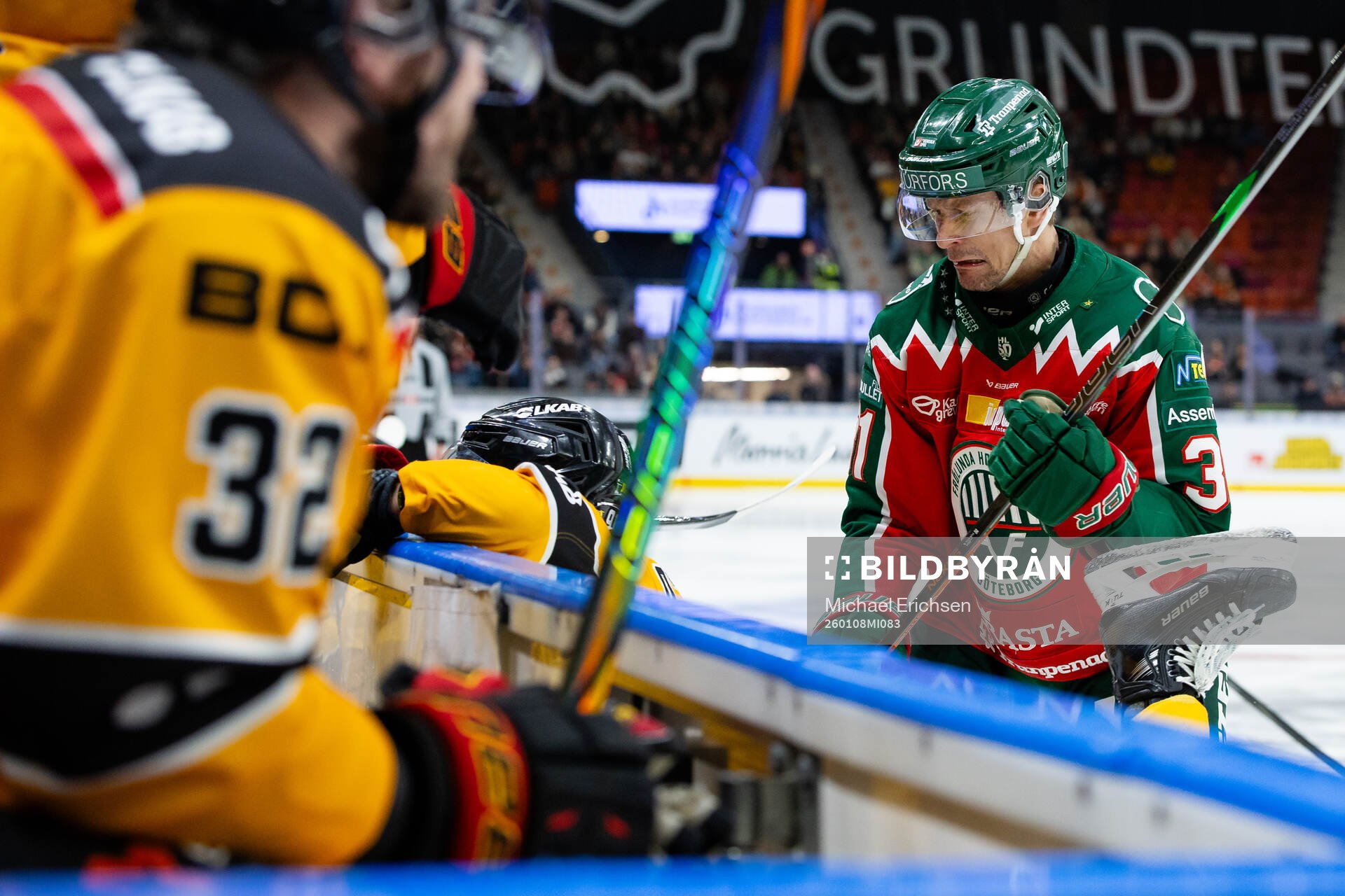Frölundas Nicklas Lasu tacklar Luleås Brian O'Neill