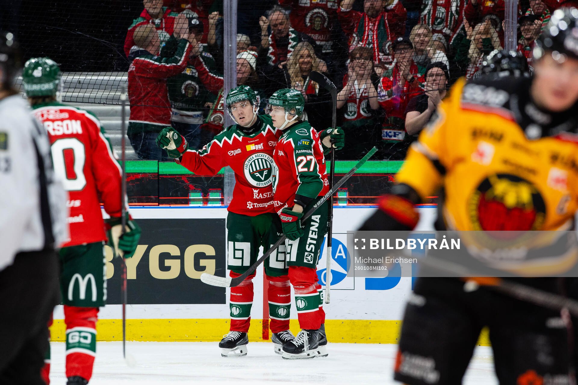 Frölundas Max Lindholm jublar ihop med Theodor Niederbach
