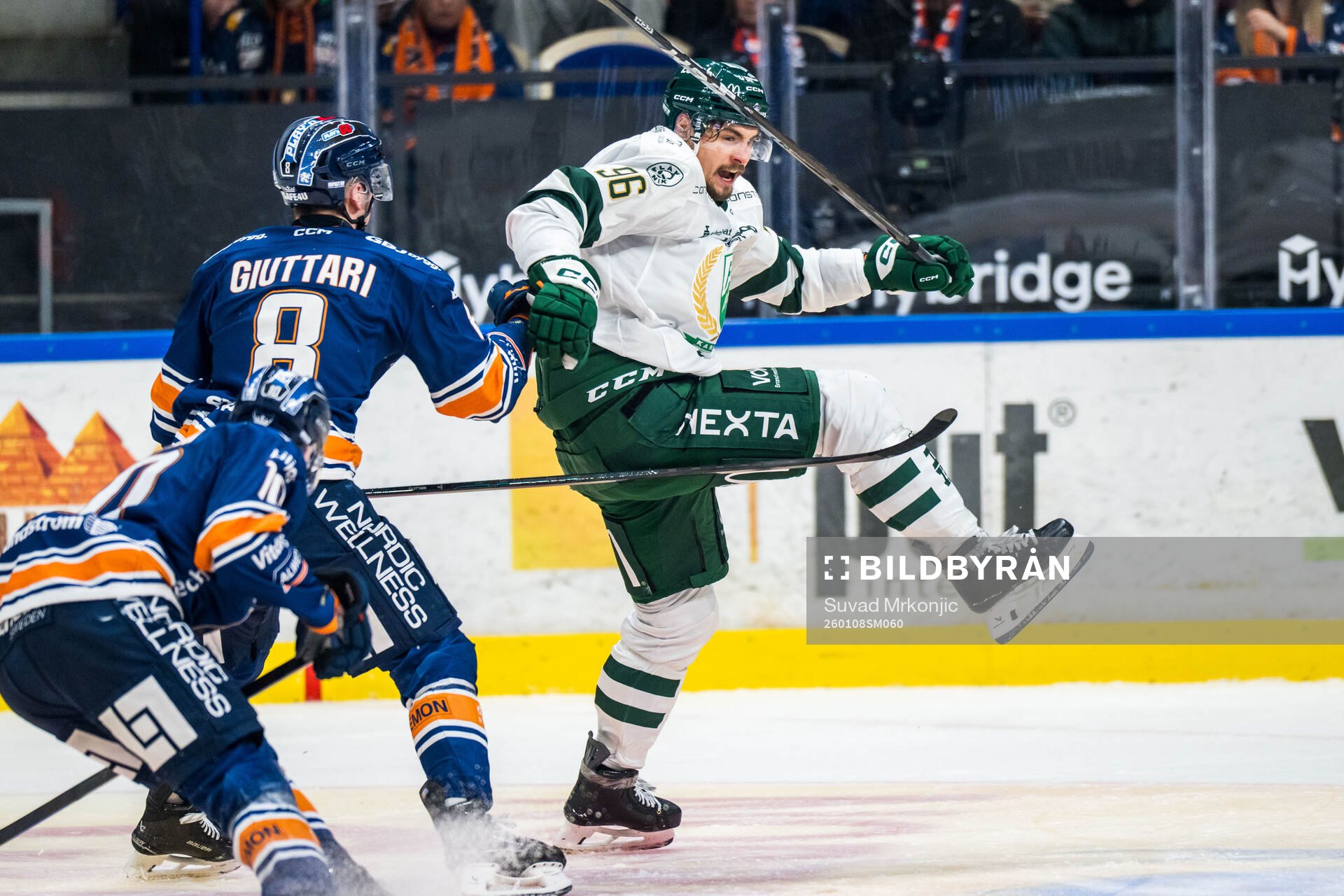 Växjös Zachary Giuttari och Färjestads David Tomasek