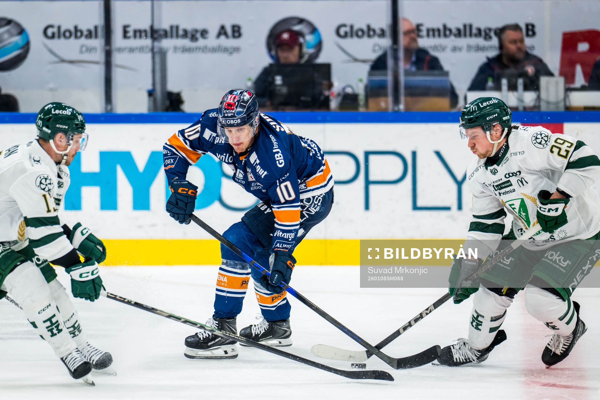 Färjestads Joel Kellman och Växjös Eemeli Suomi och