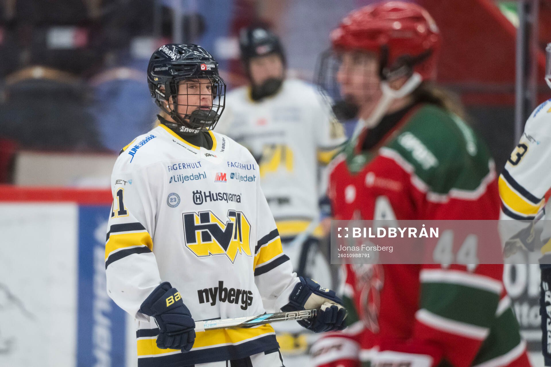 HV71s Alva Solberg innan ishockeymatchen i SDHL mellan Modo