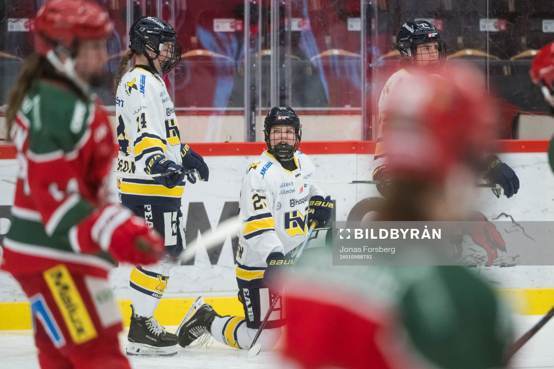 HV71s Alva Johansson innan ishockeymatchen i SDHL mellan
