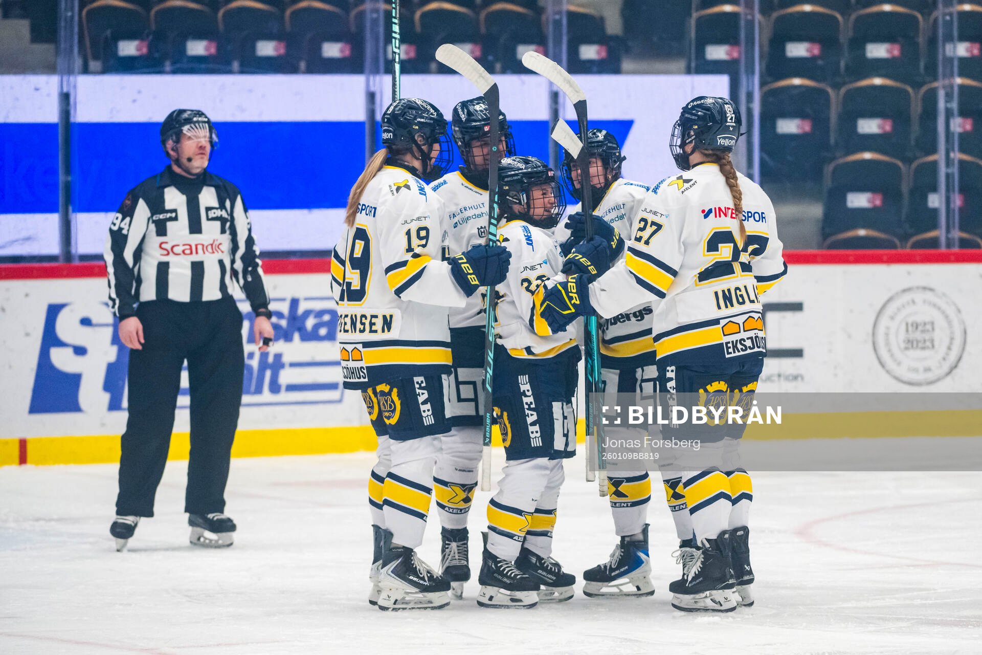 HV71s Rachel Weiss jublar med lagkamraterna