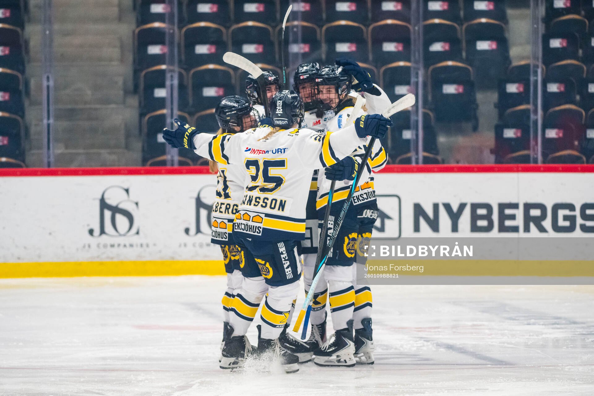 HV71s Julia Shaunessy jublar med lagkamraterna