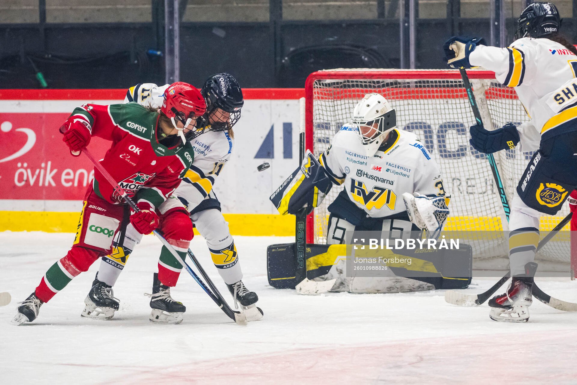 HV71s målvakt Amanda Johansson innan 1-2 målet