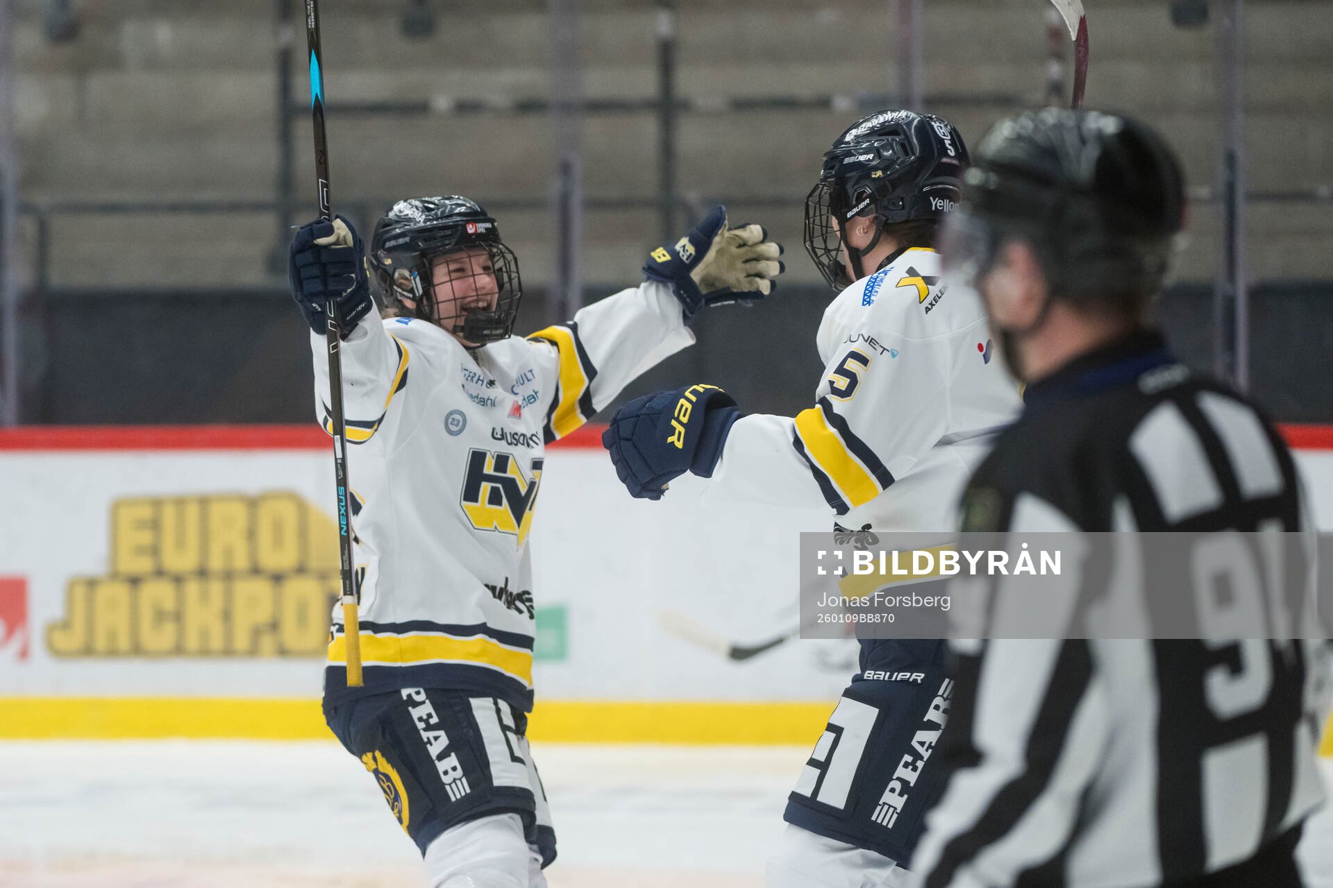 HV71s Julia Shaunessy jublar