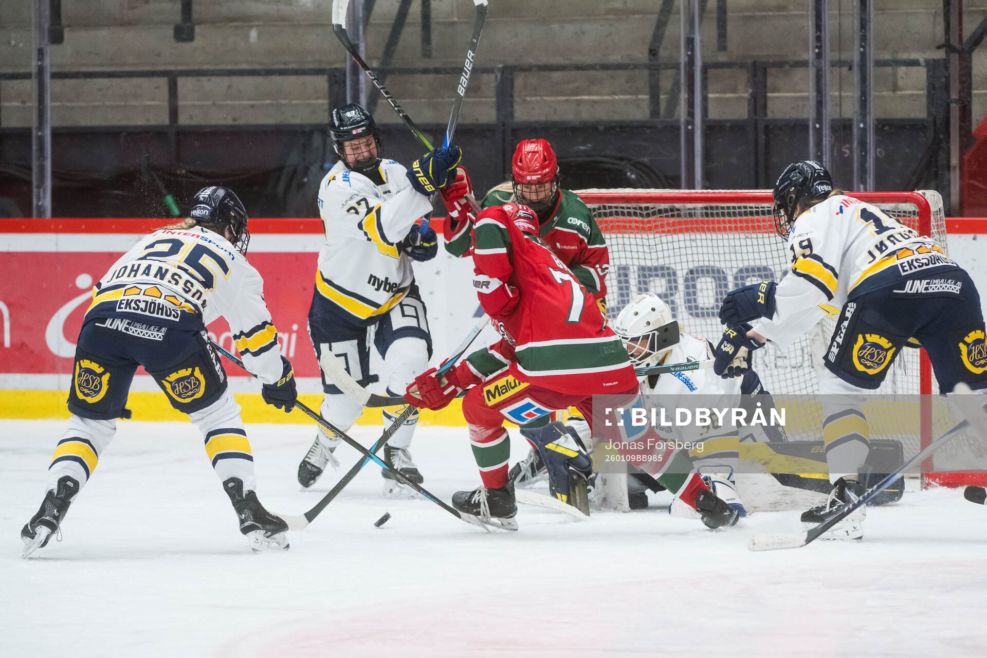 HV71s Alva Johansson med Teghan Inglis och målvakt Amanda
