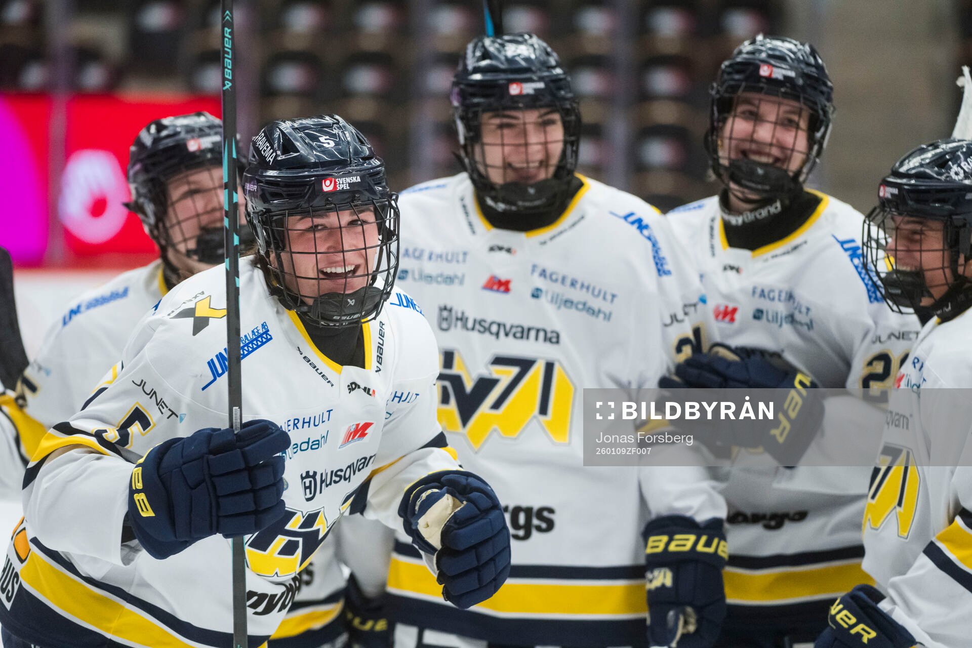 HV71s Julia Shaunessy jublar med lagkamraterna