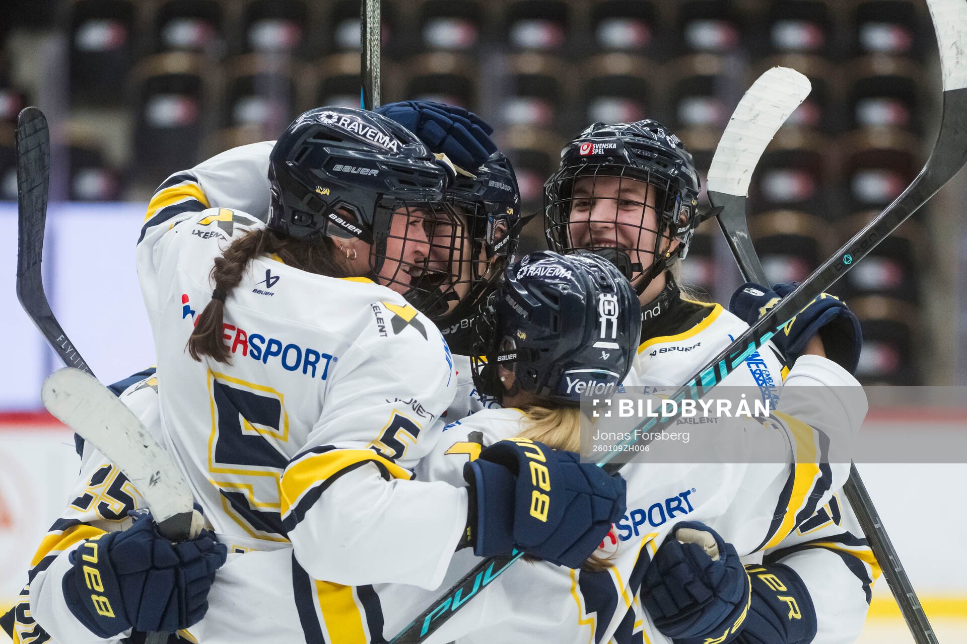 HV71s Julia Shaunessy jublar med lagkamraterna