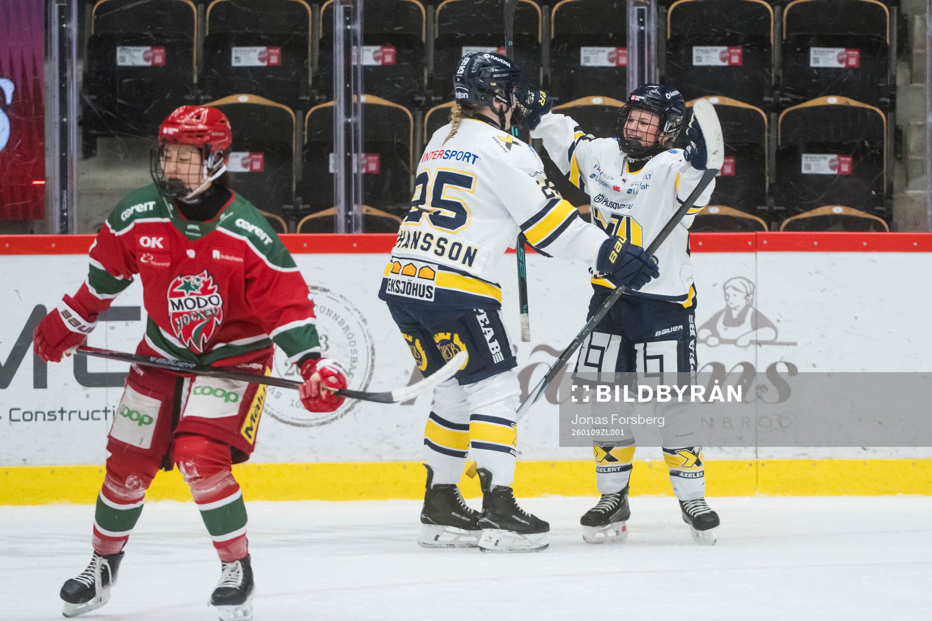 HV71s Alva Johansson jublar med Kennedy Bobyck