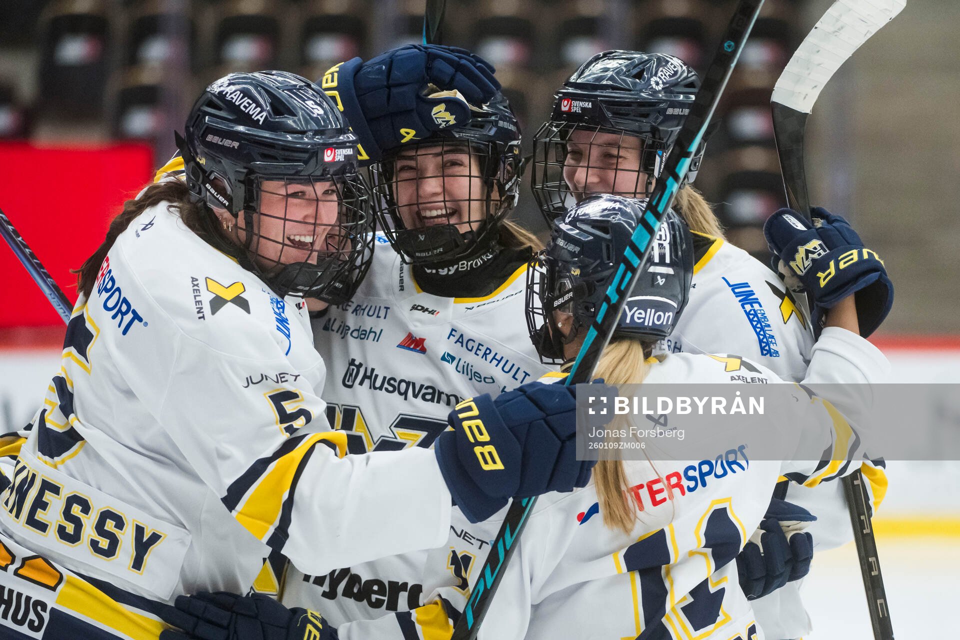HV71s Julia Shaunessy jublar med lagkamraterna