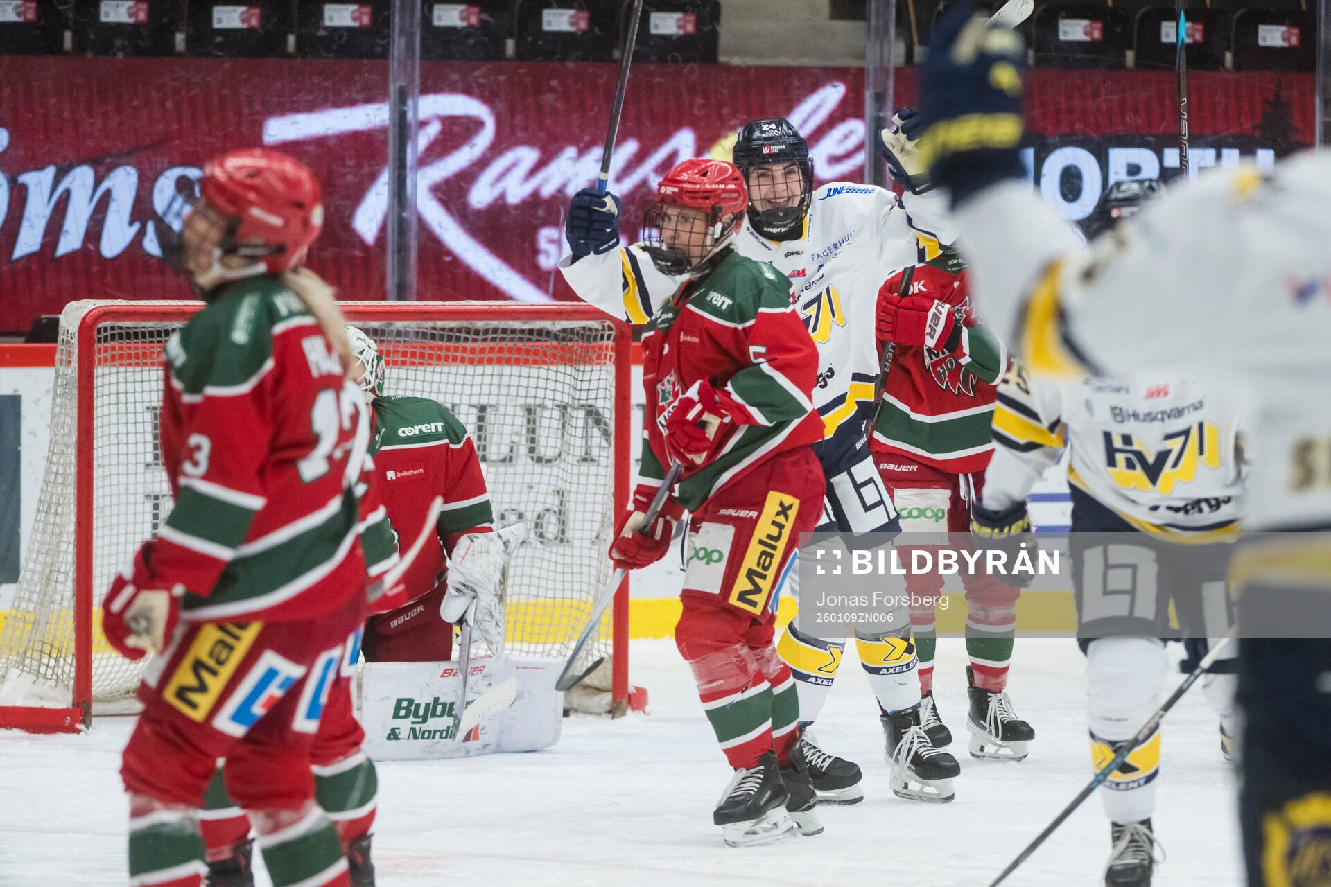 HV71s Adriana Van De Leest jublar