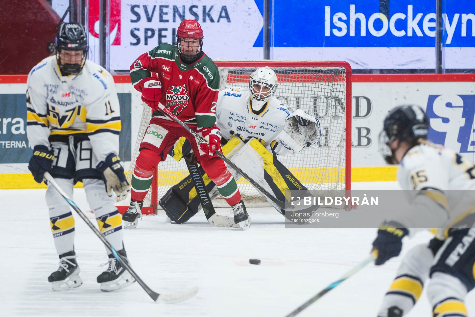 Modos Alyssa Mcleod och HV71s målvakt Amanda Johansson