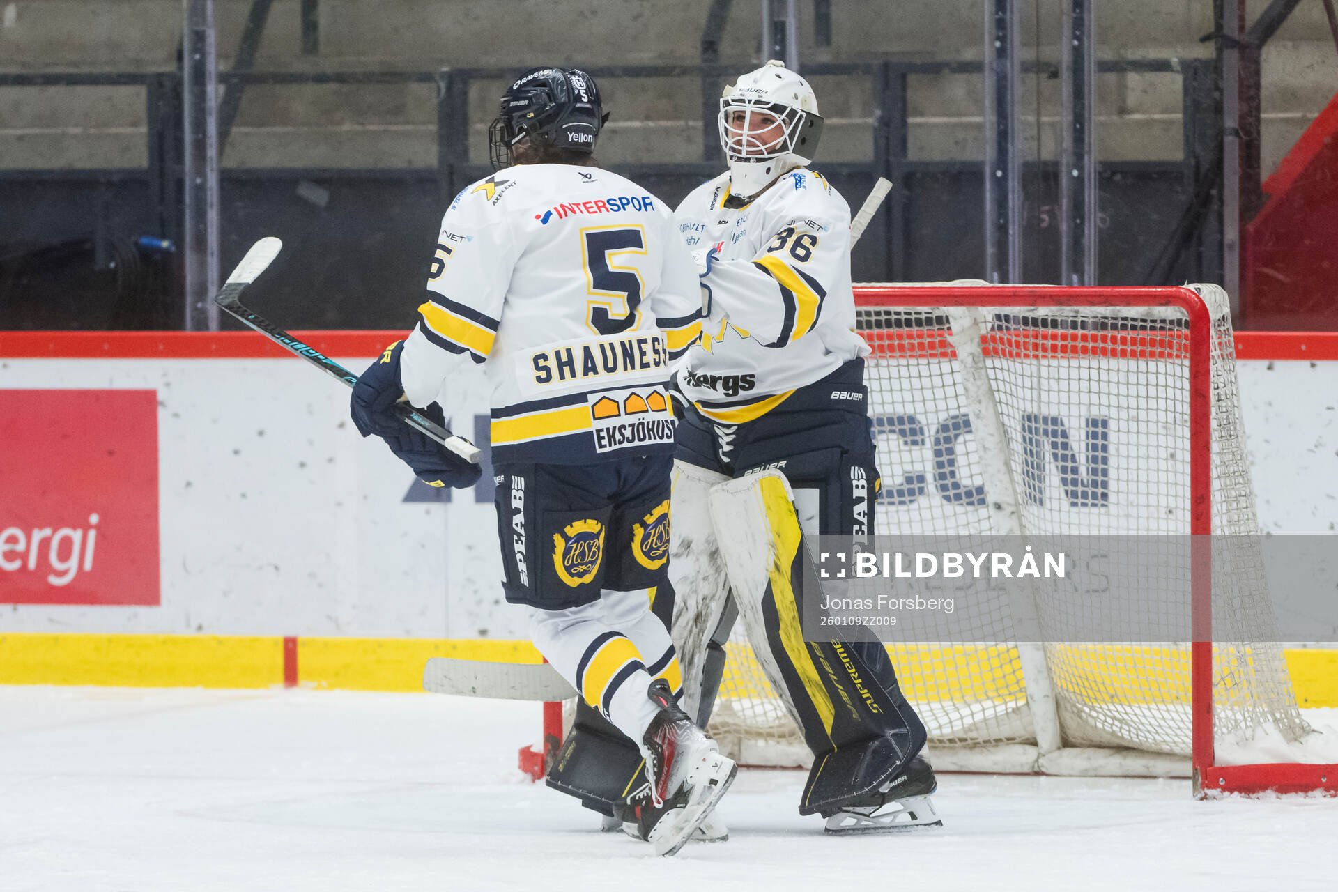 HV71s Julia Shaunessy med målvakt Amanda Johansson