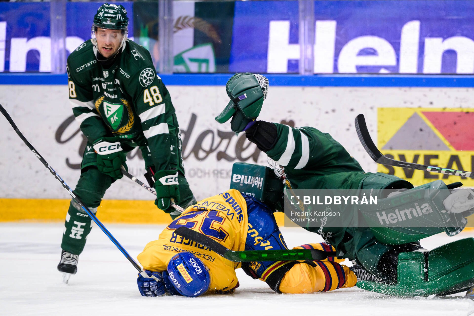 Färjestads målvakt Emil Larmi räddar en puck