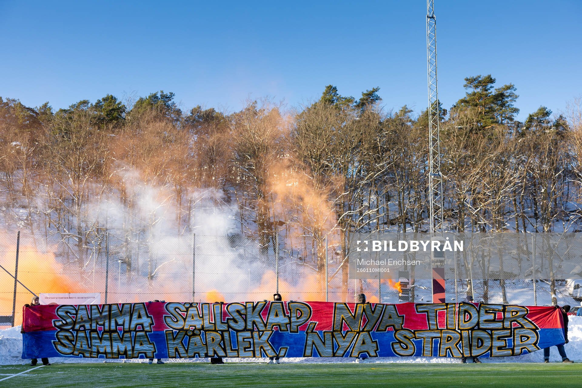 Örgrytes supportrar med en banderoll
