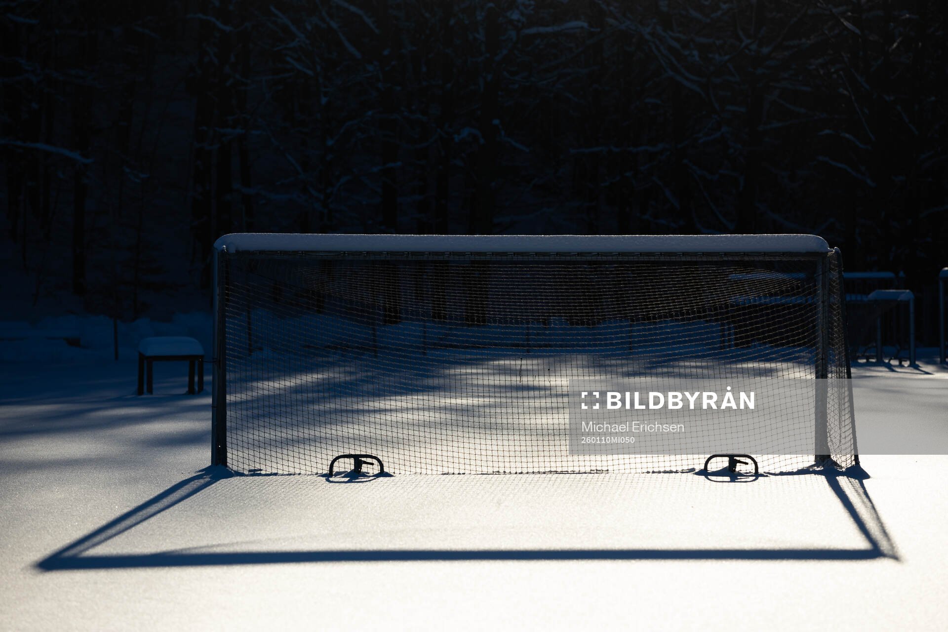 En snötäckt plan på ÖIS-gården