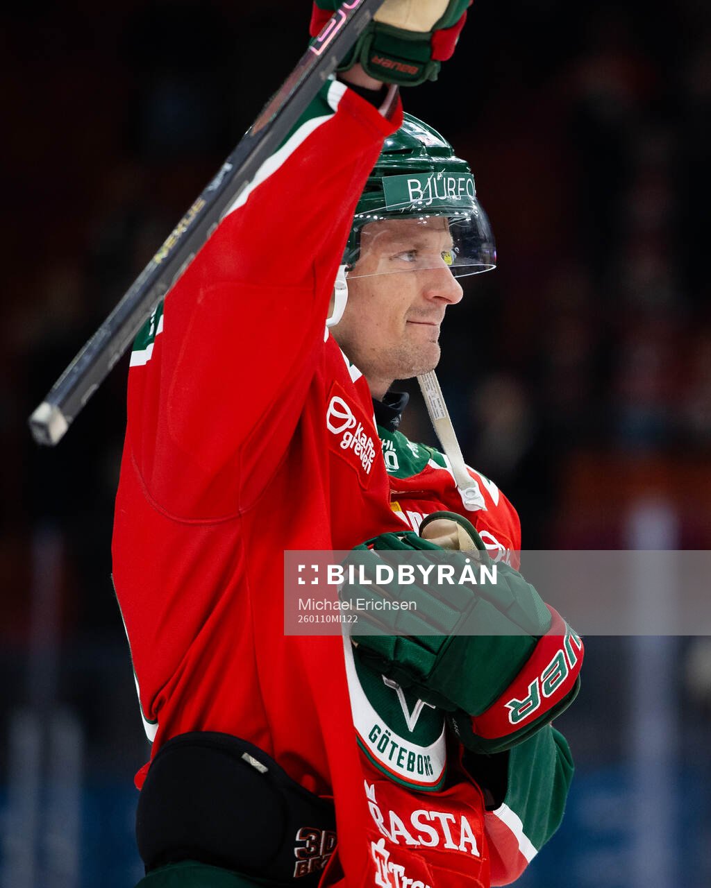 Frölundas Nicklas Lasu tackar publiken när han hyllas
