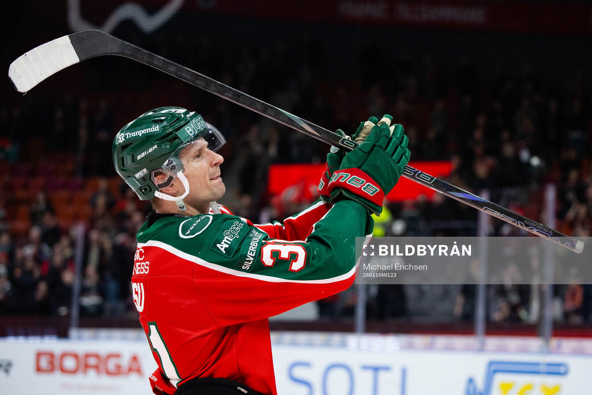 Frölundas Nicklas Lasu tackar publiken när han hyllas