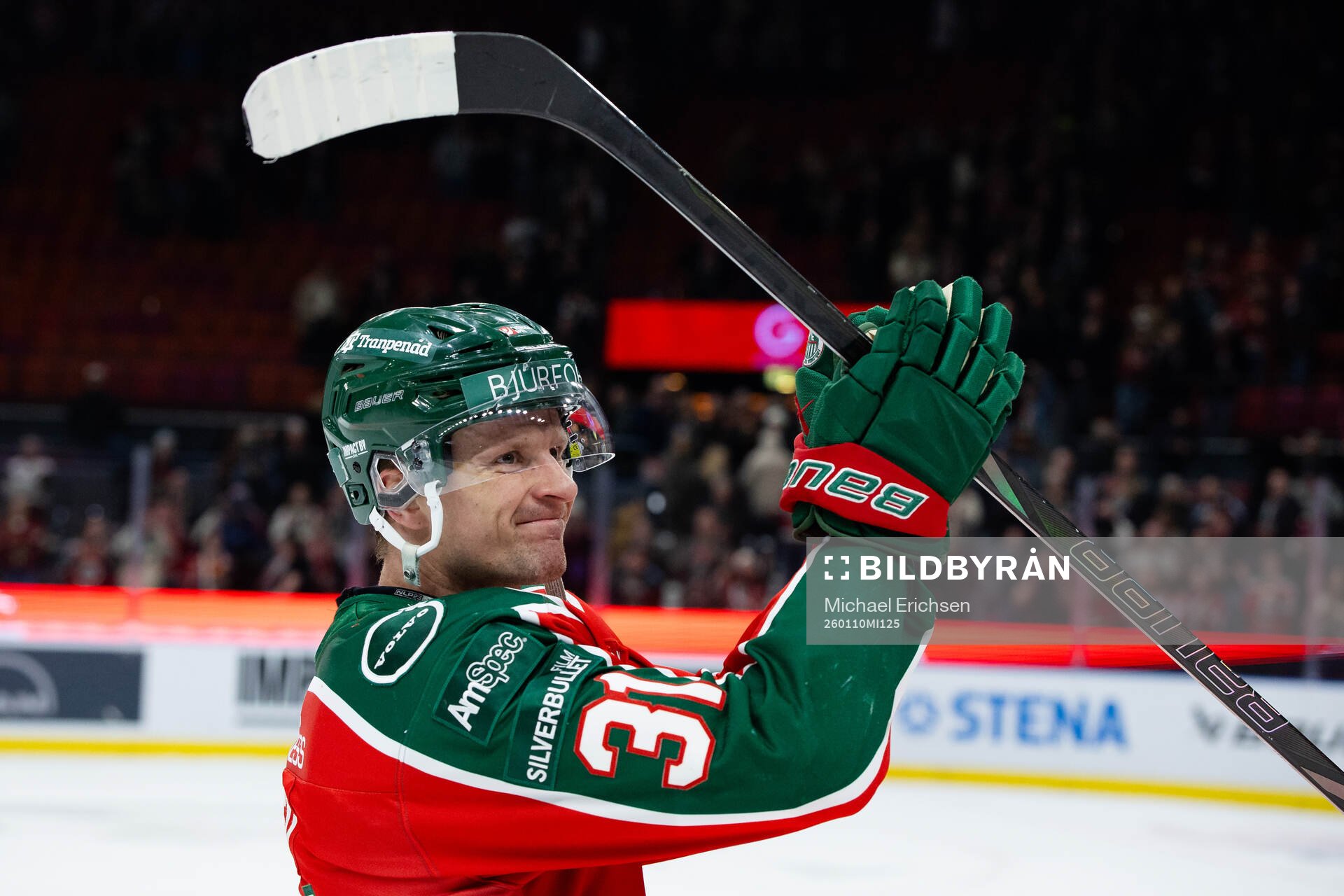 Frölundas Nicklas Lasu tackar publiken när han hyllas