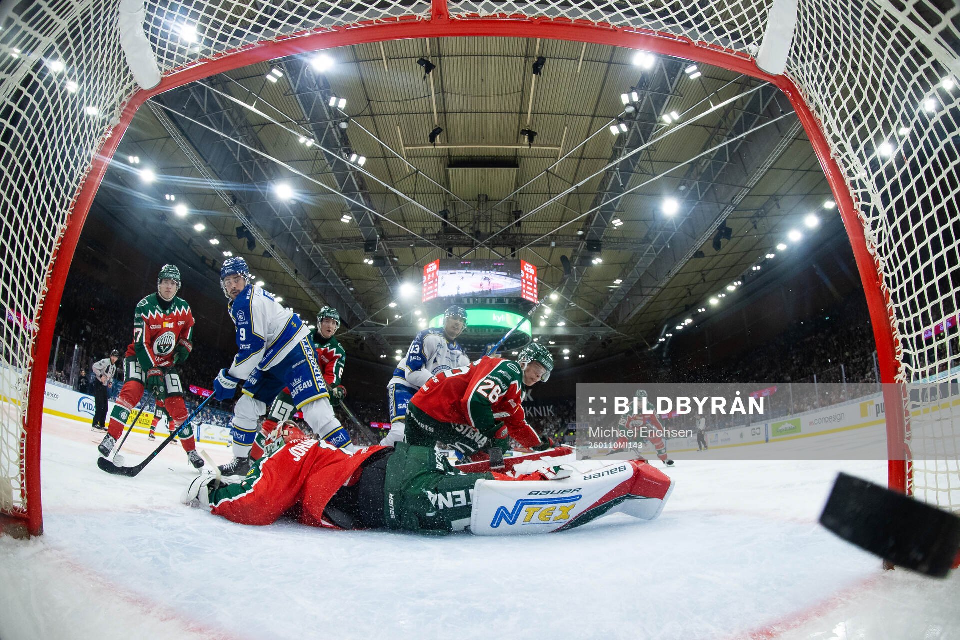 Leksands Jon Knuts gör 2-2 på Frölundas målvakt Lars