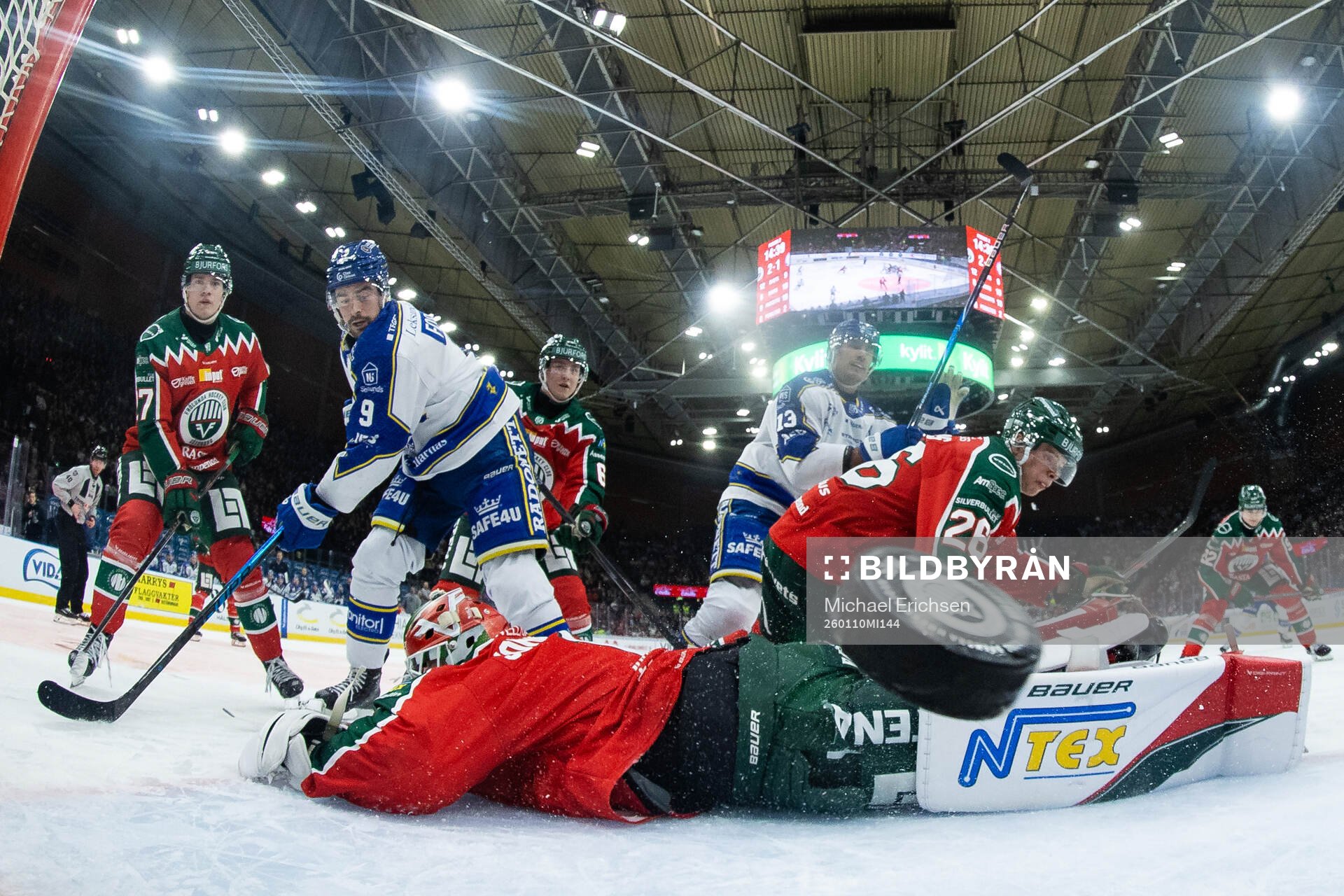 Leksands Jon Knuts gör 2-2 på Frölundas målvakt Lars