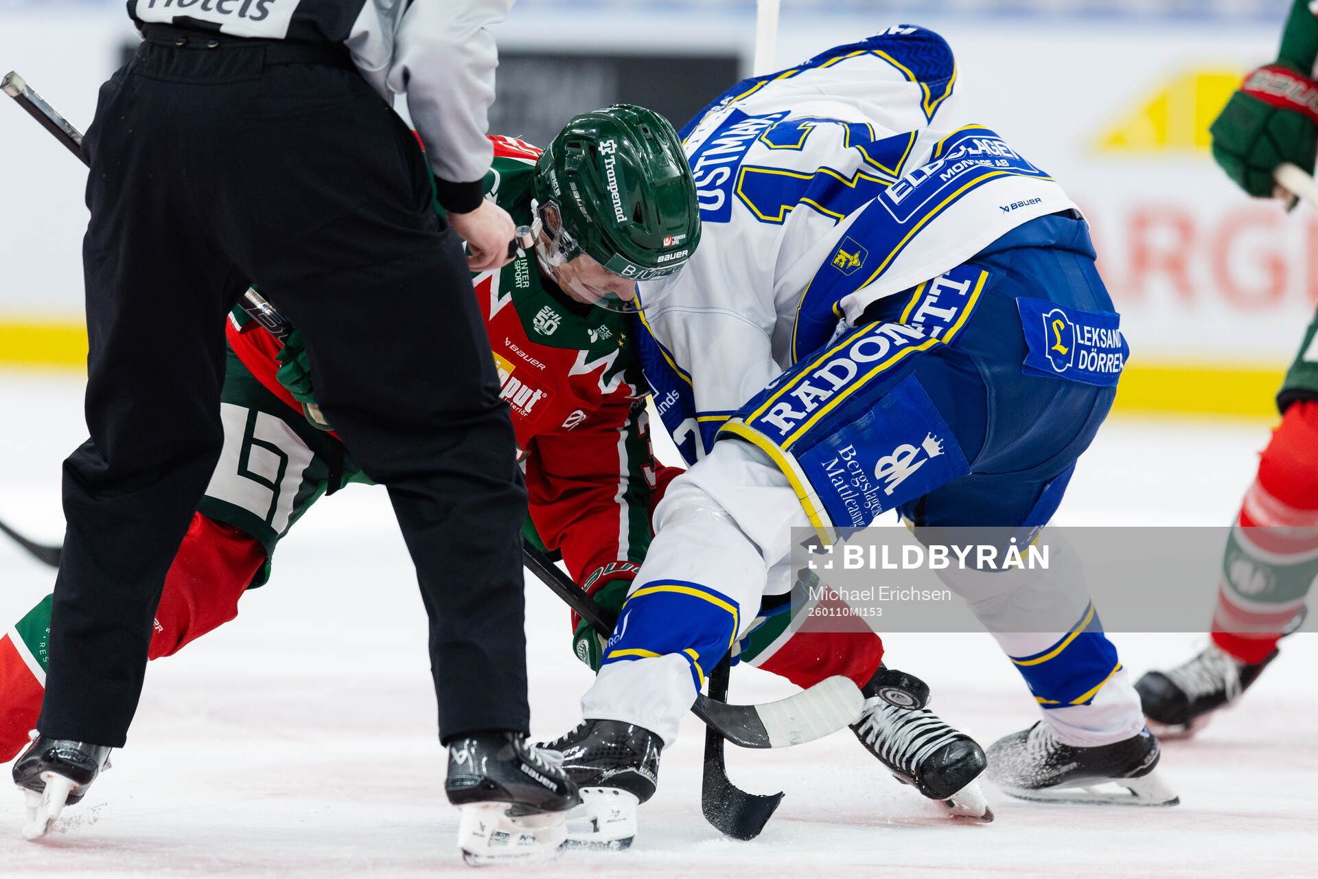 Frölundas Nicklas Lasu tekar mot Leksands Jon Knuts