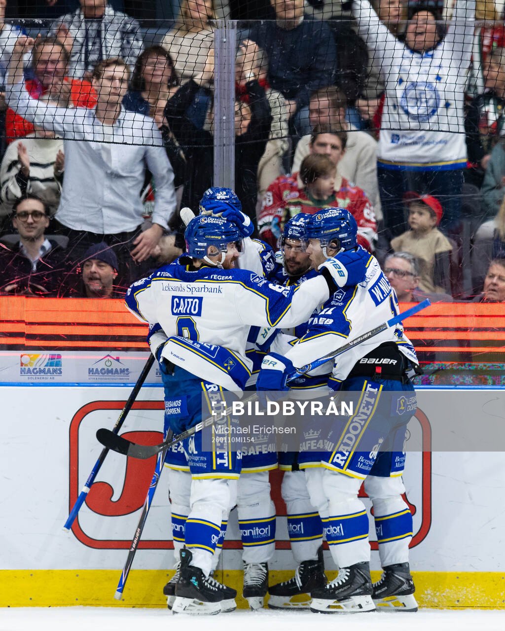 Leksands Gabriel Fortier jublar med lagkamrater