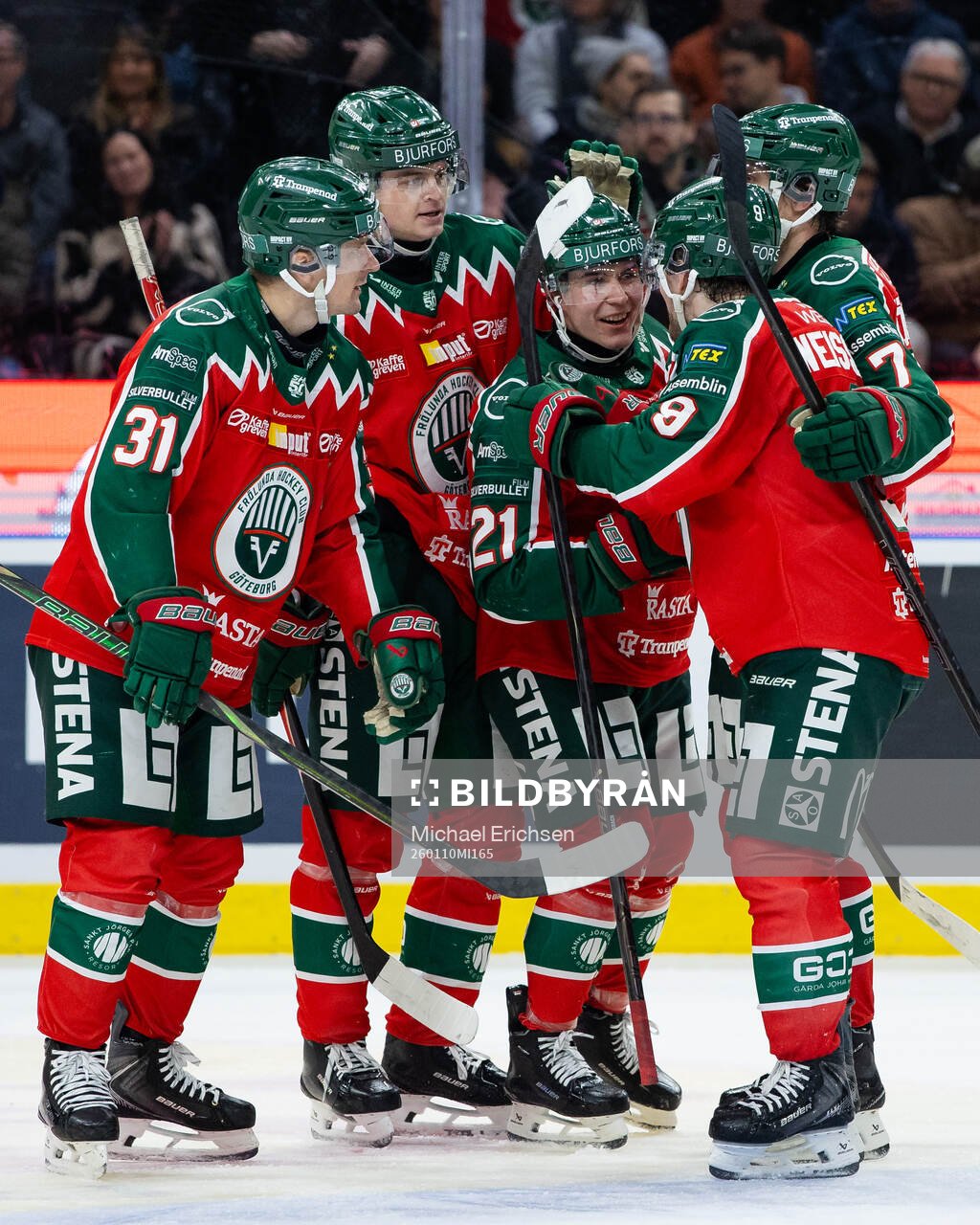 Frölundas Jere Innala jublar ihop med Filip Cederqvist,