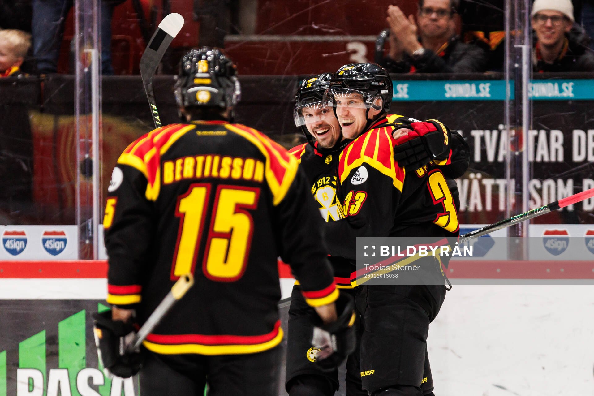 Brynäs Johannes Kinnvall och Jakob Silfverberg jublar